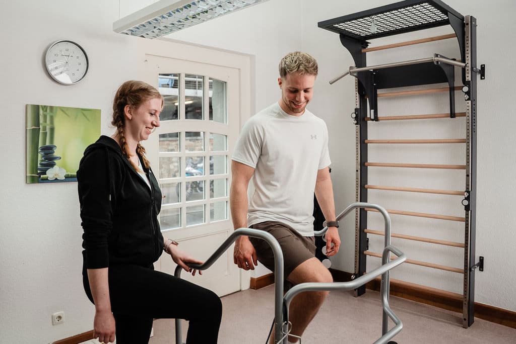 Physiotherapie Martens — Behandlung am Gerät in heller, moderner Praxis